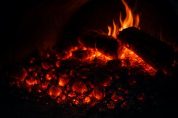 Odun fırınında kızıl közler