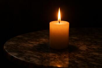 Mum ışığında mermer masa ve dilimler