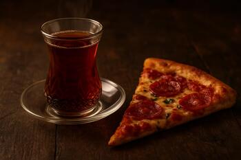 Azerbaycan çayı ile sıcak dilimler