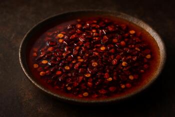 Acı yağ ve kırmızı biber tanecikleri